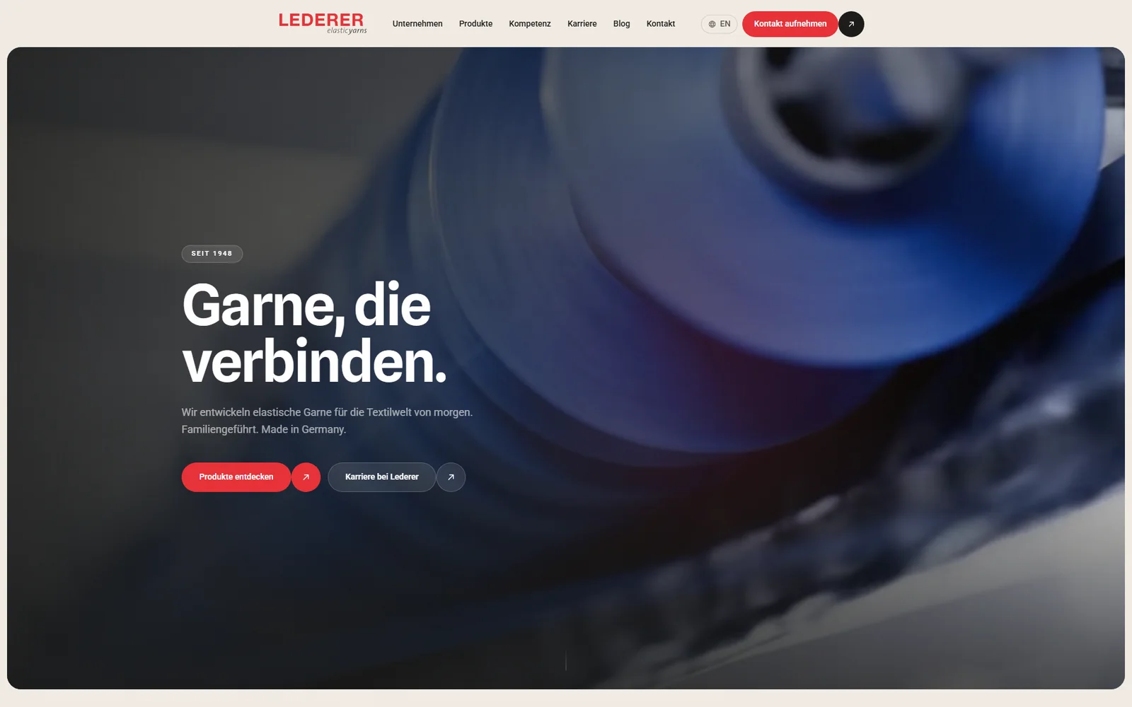 Startseite von Lederer: eine formatfüllende Aufnahme blauer Garnspulen, darüber die Zeile Garne, die verbinden und die Navigation der zweisprachigen Seite.