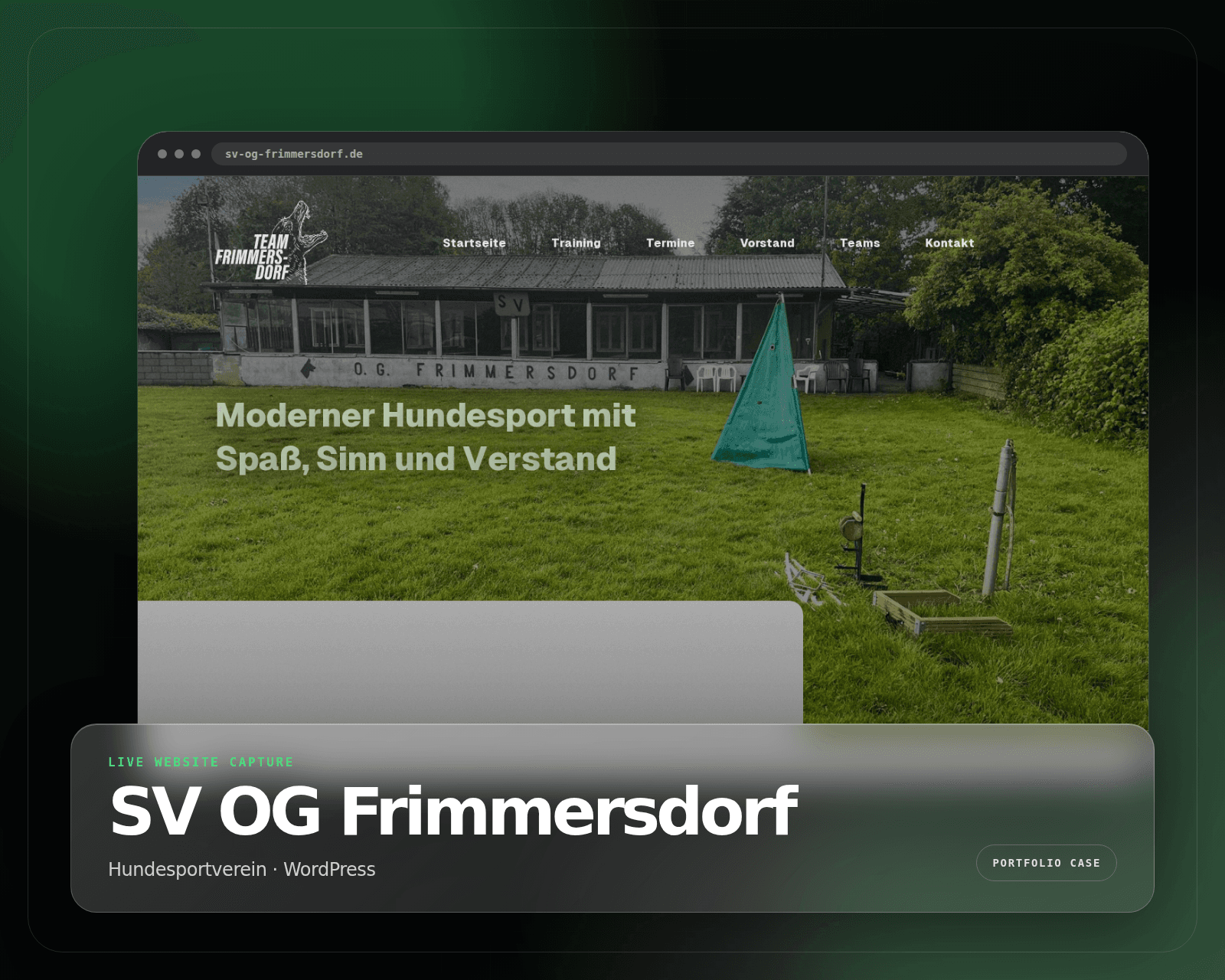 Modernes Portfolio-Cover mit echten Ausschnitten der SV-OG-Frimmersdorf-Homepage, Vereinsplatz und Trainingssektionen.