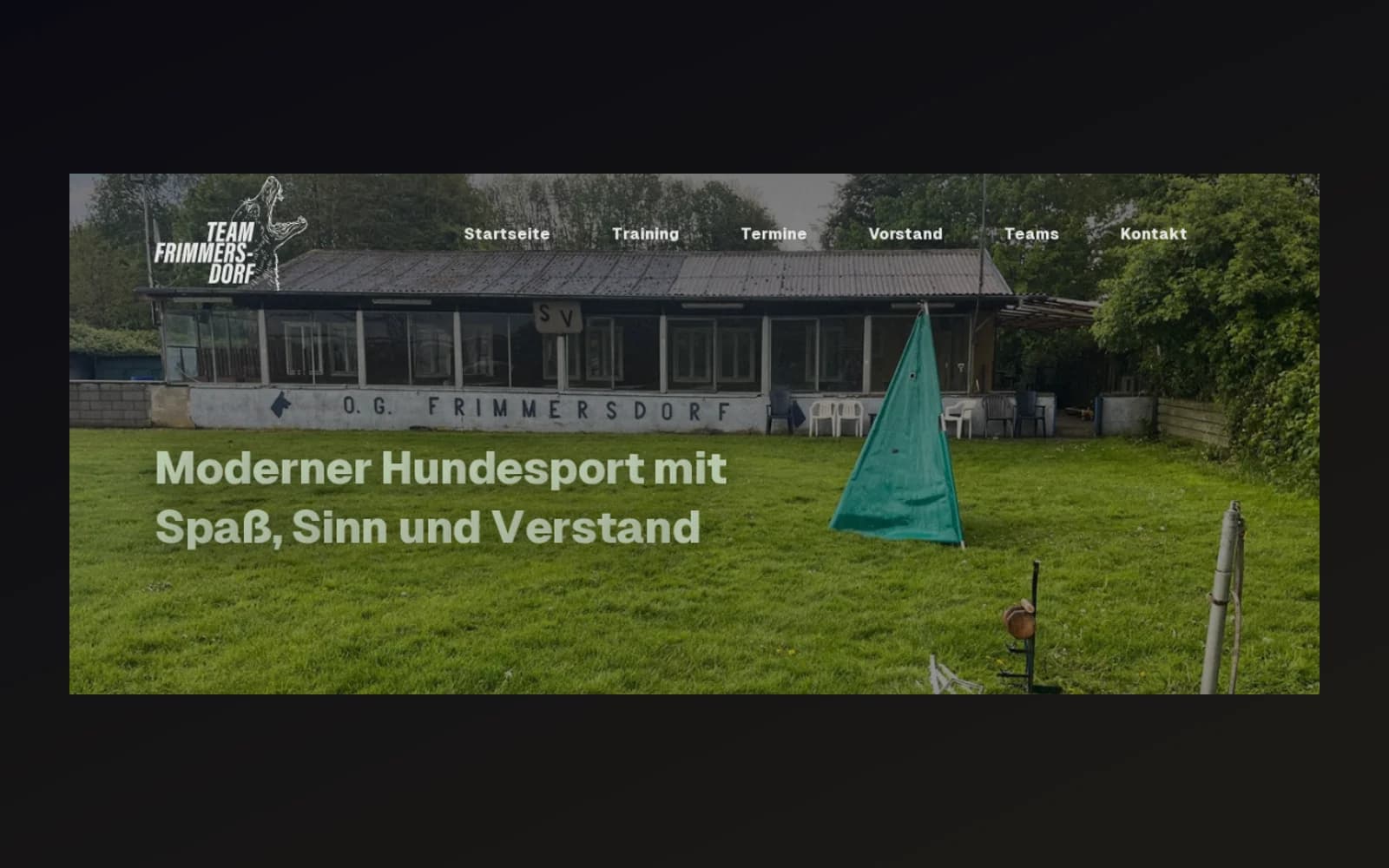 Startseite der SV OG Frimmersdorf: das Vereinsheim am Trainingsplatz, darüber die Zeile Moderner Hundesport mit Spaß, Sinn und Verstand.